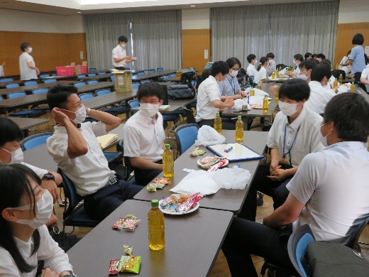 お菓子を囲んで楽しくトーク